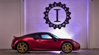 Rozlišovacím prvkem oproti sériovému provedení jsou zlatá kola, Alfa Romeo 4C La Furiosa.