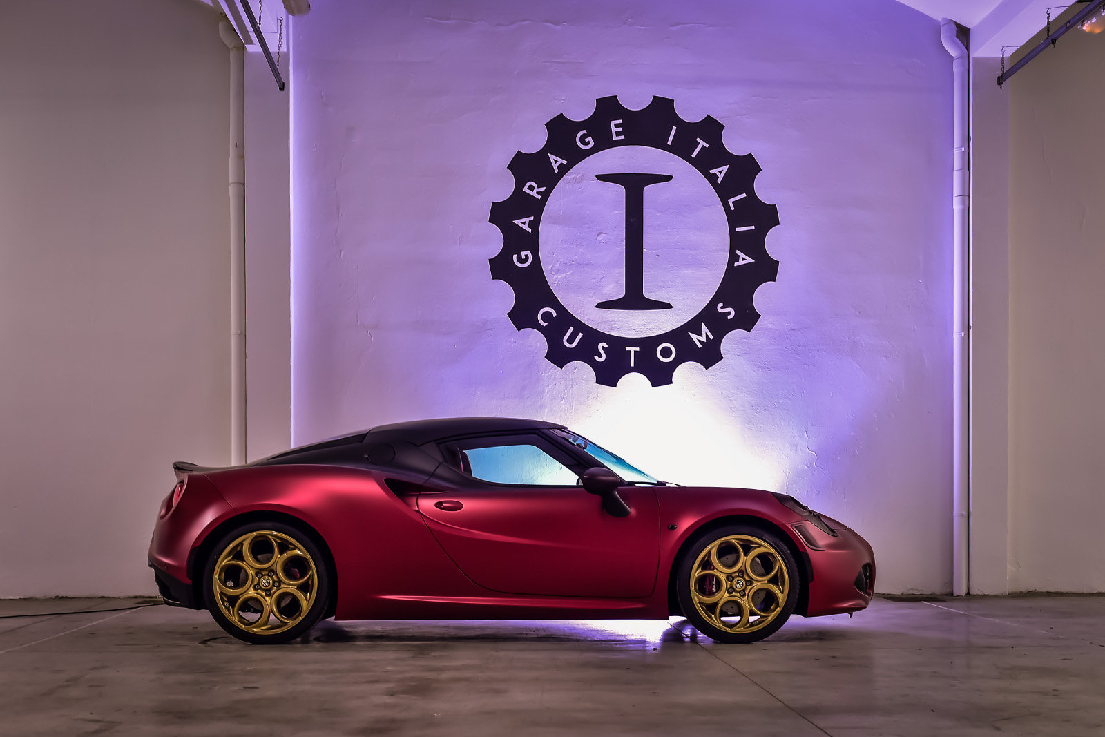 Rozlišovacím prvkem oproti sériovému provedení jsou zlatá kola, Alfa Romeo 4C La Furiosa.