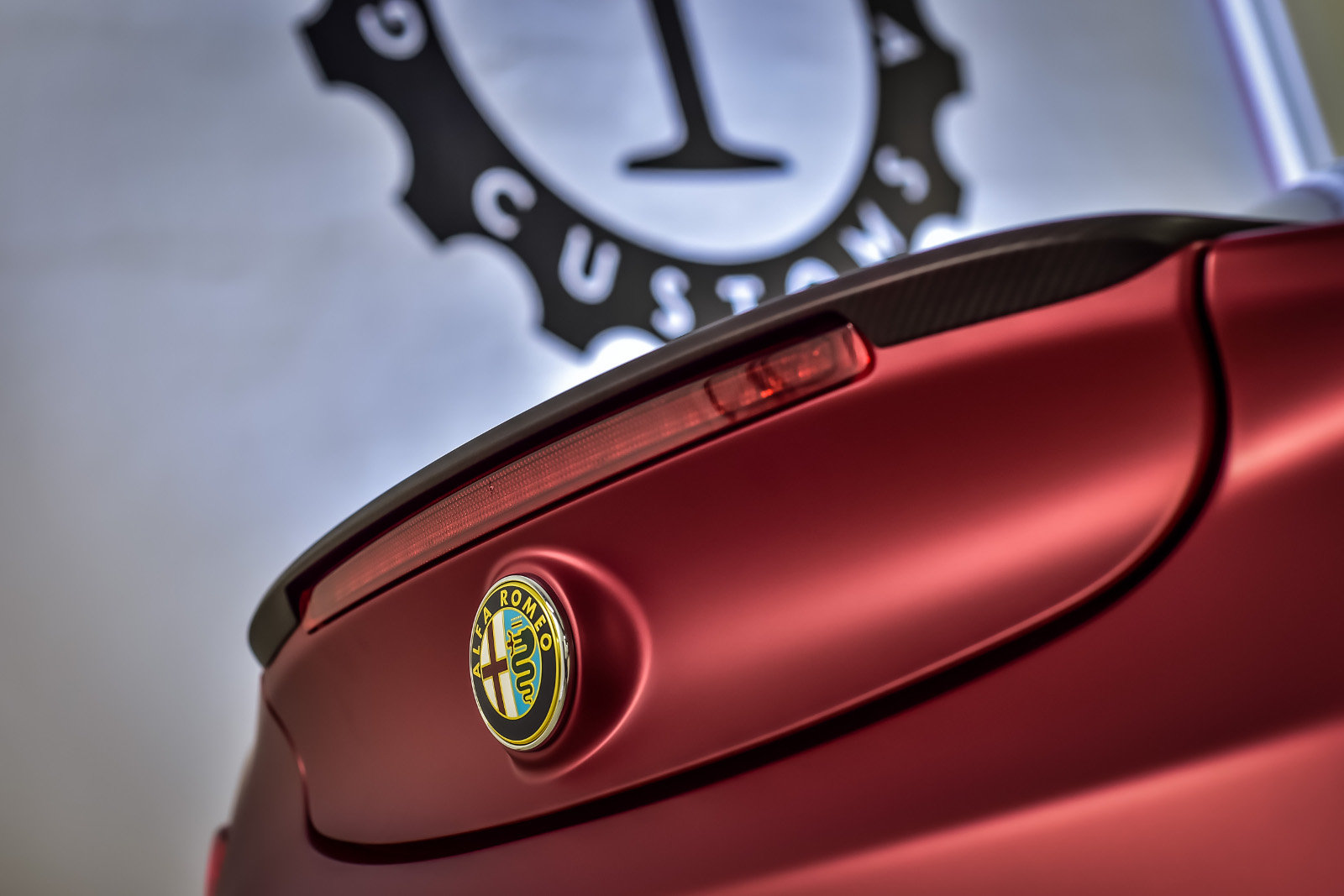 Vyjímající se logo automobilky, Alfa Romeo 4C La Furiosa.