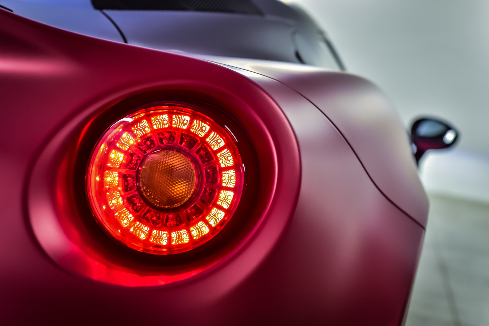 Koncové světlo konkurenta Audi TT, Alfa Romeo 4C La Furiosa.