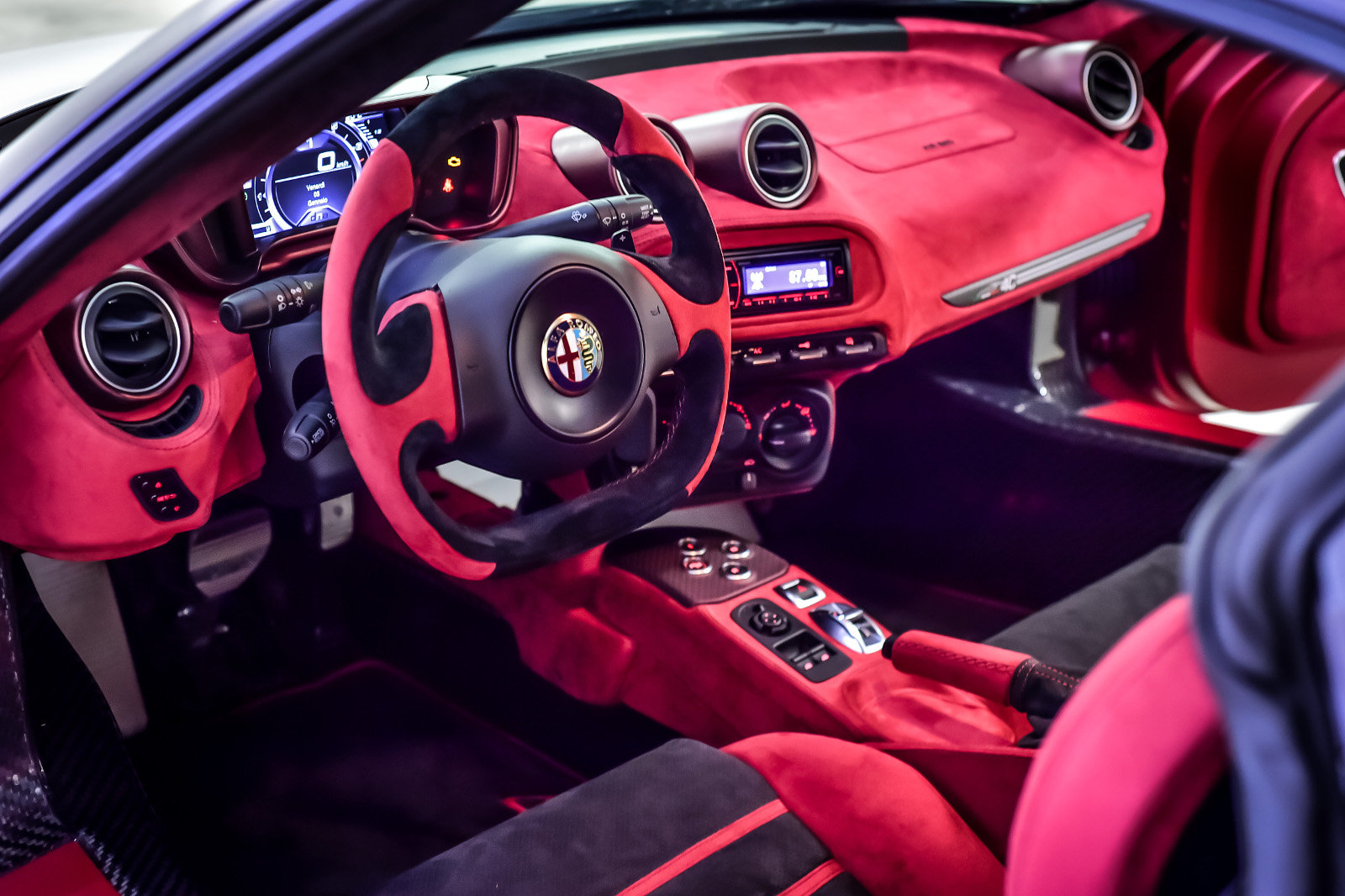 Interiér nabídne červené čalounění alcantarou, proti vkusu žádný dišputát, Alfa Romeo 4C La Furiosa.