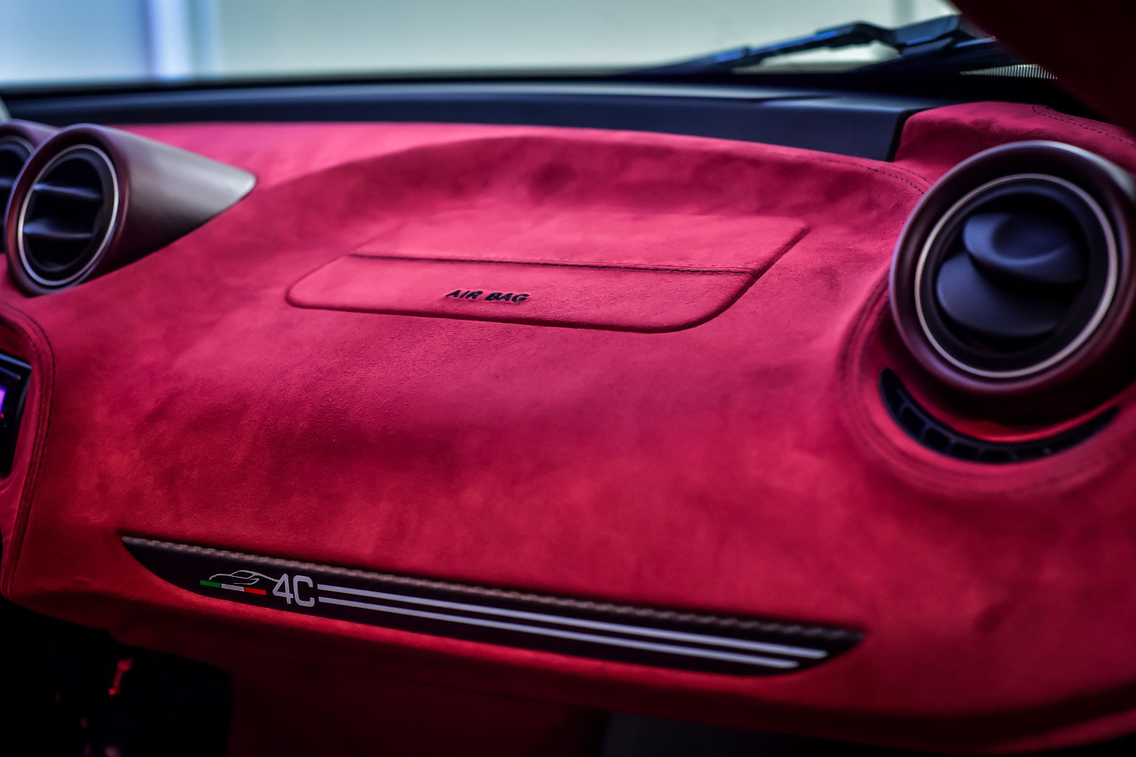 Detail upravené palubní desky, Alfa Romeo 4C La Furiosa.