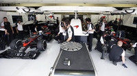 Jenson Button a Fernando Alonso v boxech v Brazílii