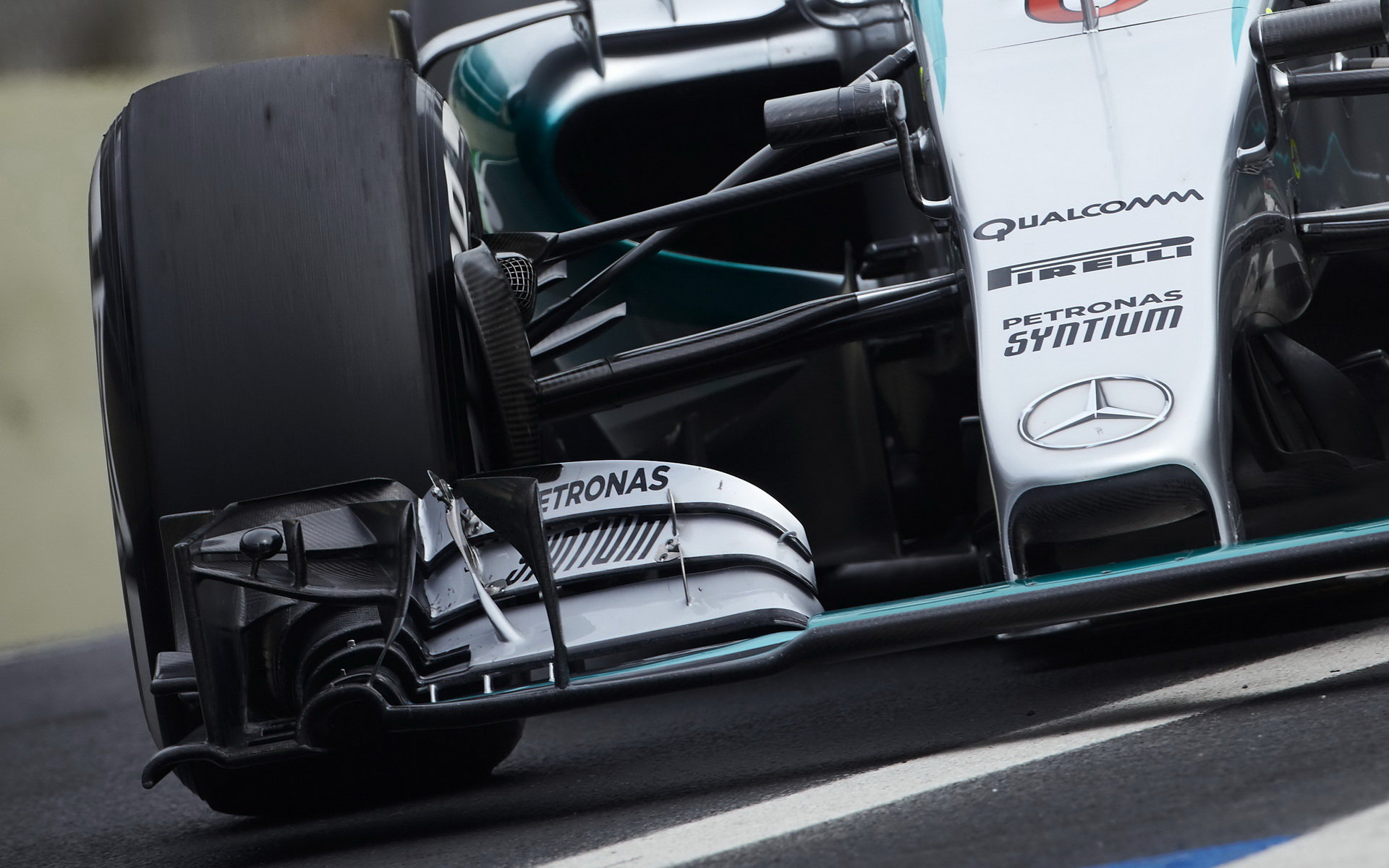 Přední křídlo vozu Mercedes F1 W06 Hybrid v Brazílii