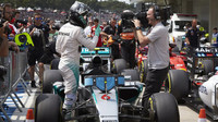 Nico Rosberg se raduje z pole position v Brazílii