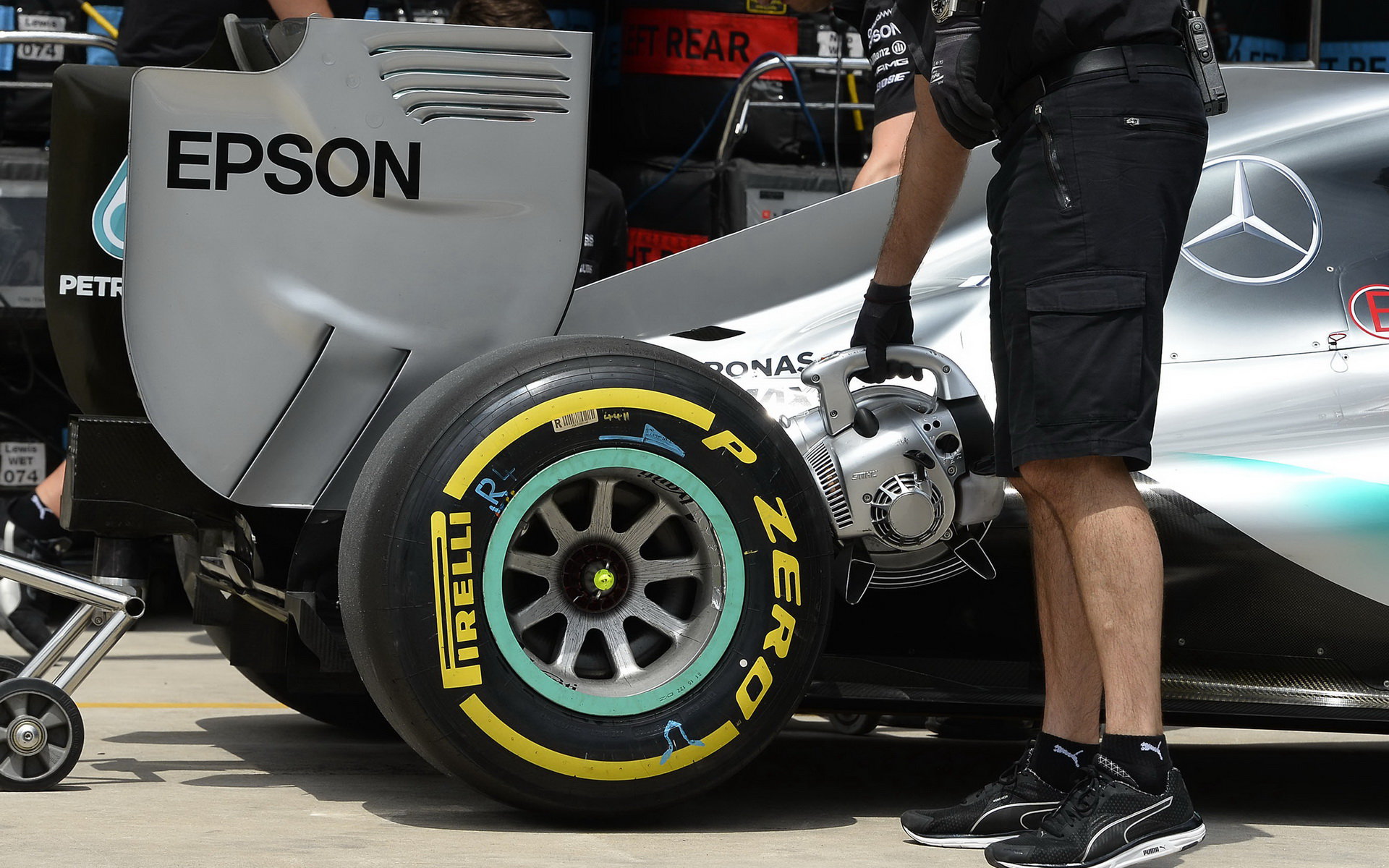 Mercedes si dělá starosti, že pneumatiky v roce 2017 nezvládnou vyšší přítlak