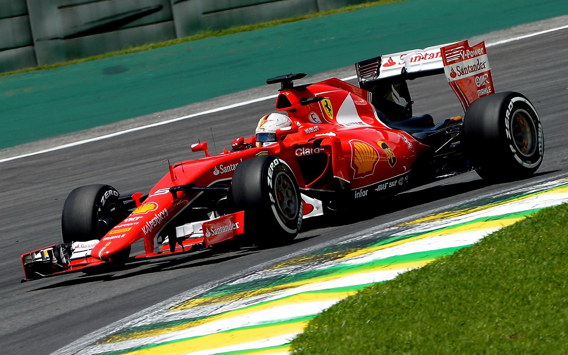 Vettel dojel v Brazílii do cíle jen 6,5 sekundy po Hamiltonovi