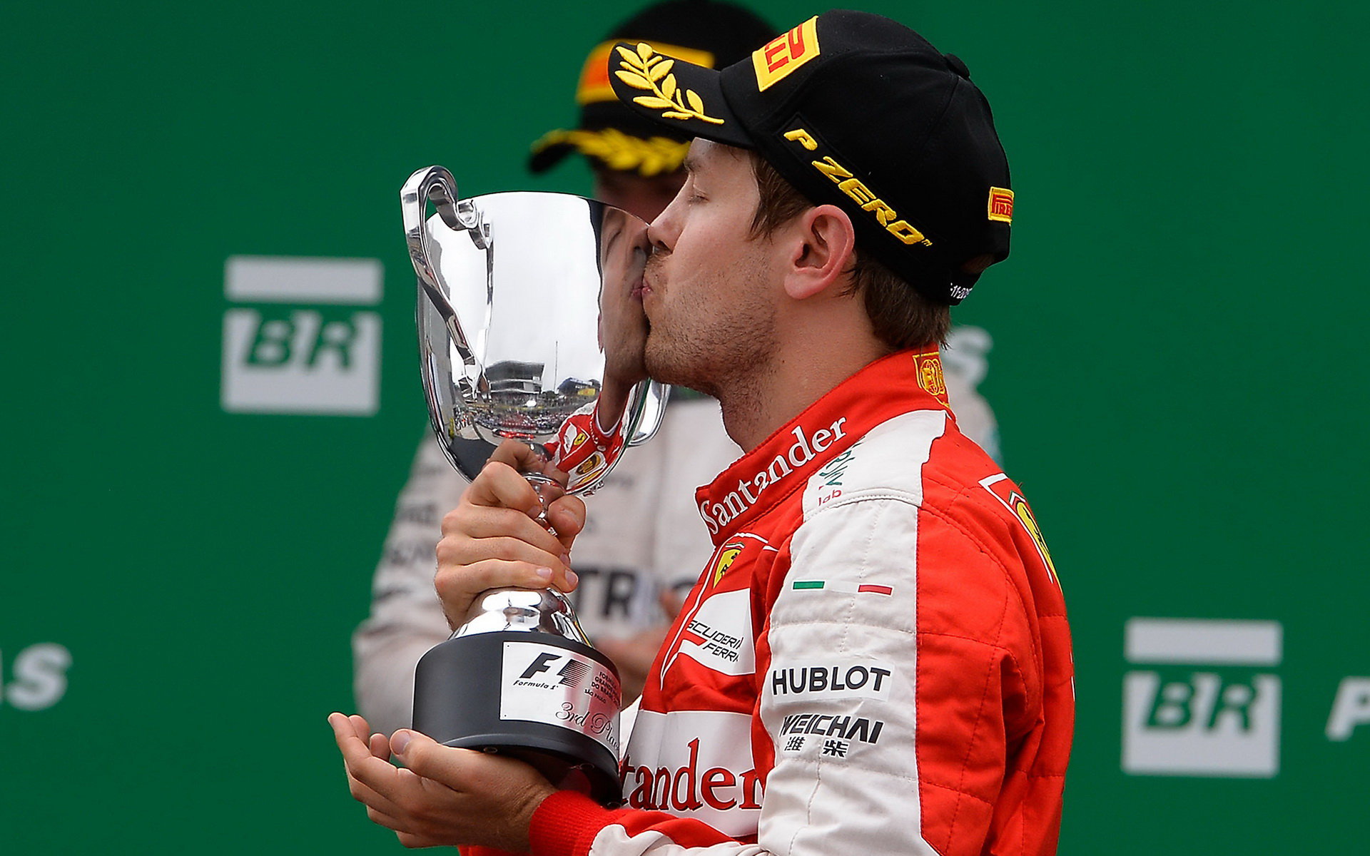 Sebastian Vettel se svou trofejí za třetí místo v Brazílii