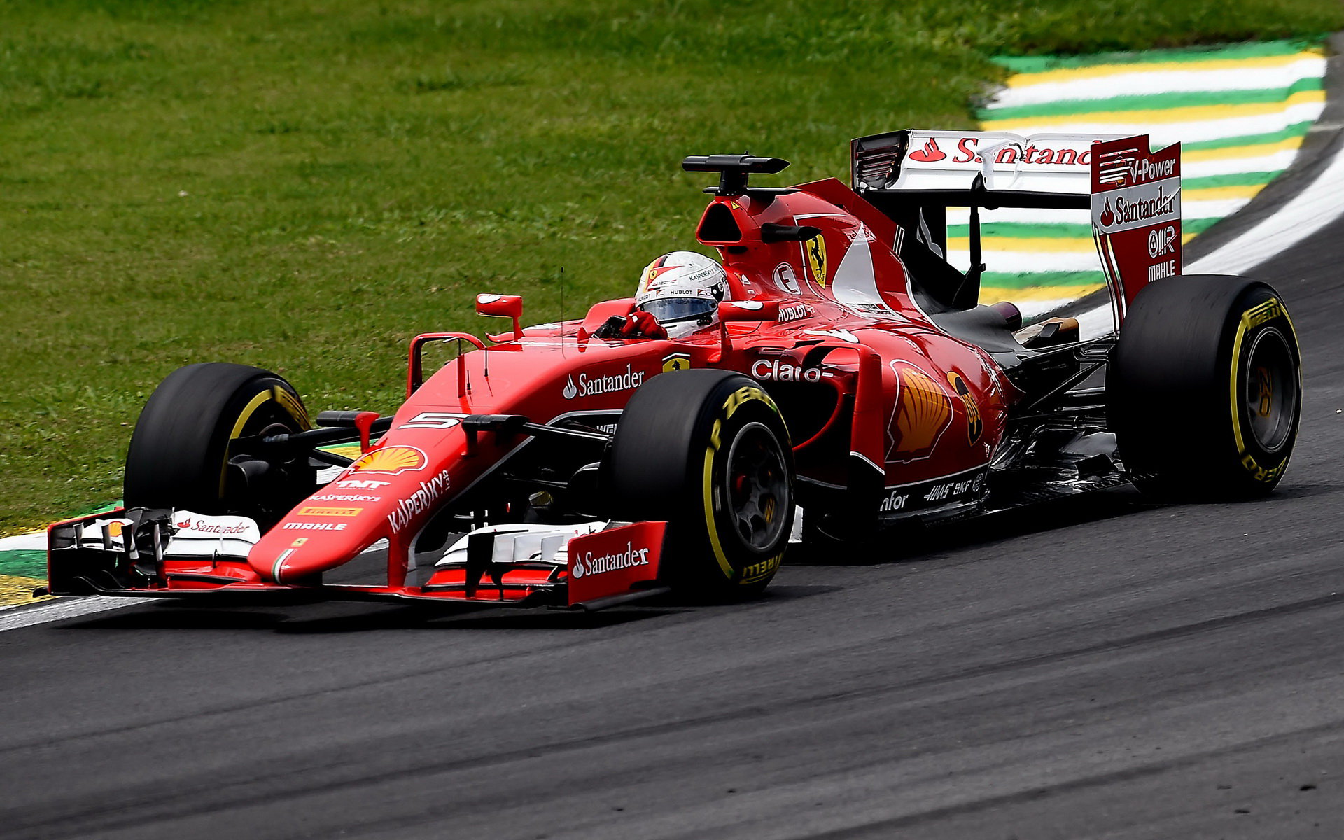 Sebastian Vettel s Ferrari v Brazílii