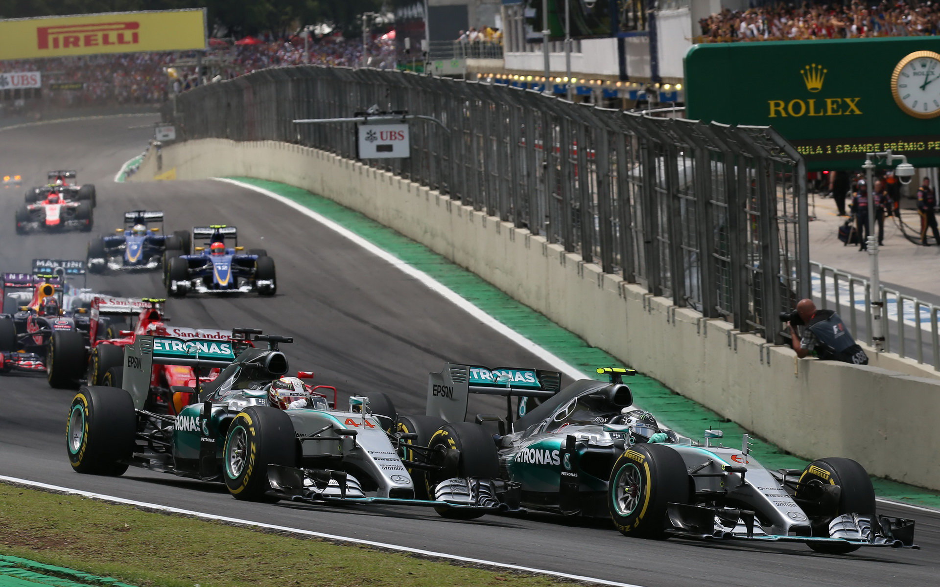 Nico Rosberg a Lewis Hamilton při startu v Brazílii