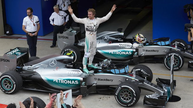 Nico Rosberg oslavuje vítězství v Brazílii