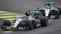 Nico Rosberg a Lewis Hamilton v Brazílii
