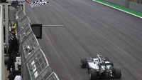Nico Rosberg v cíli v Brazílii
