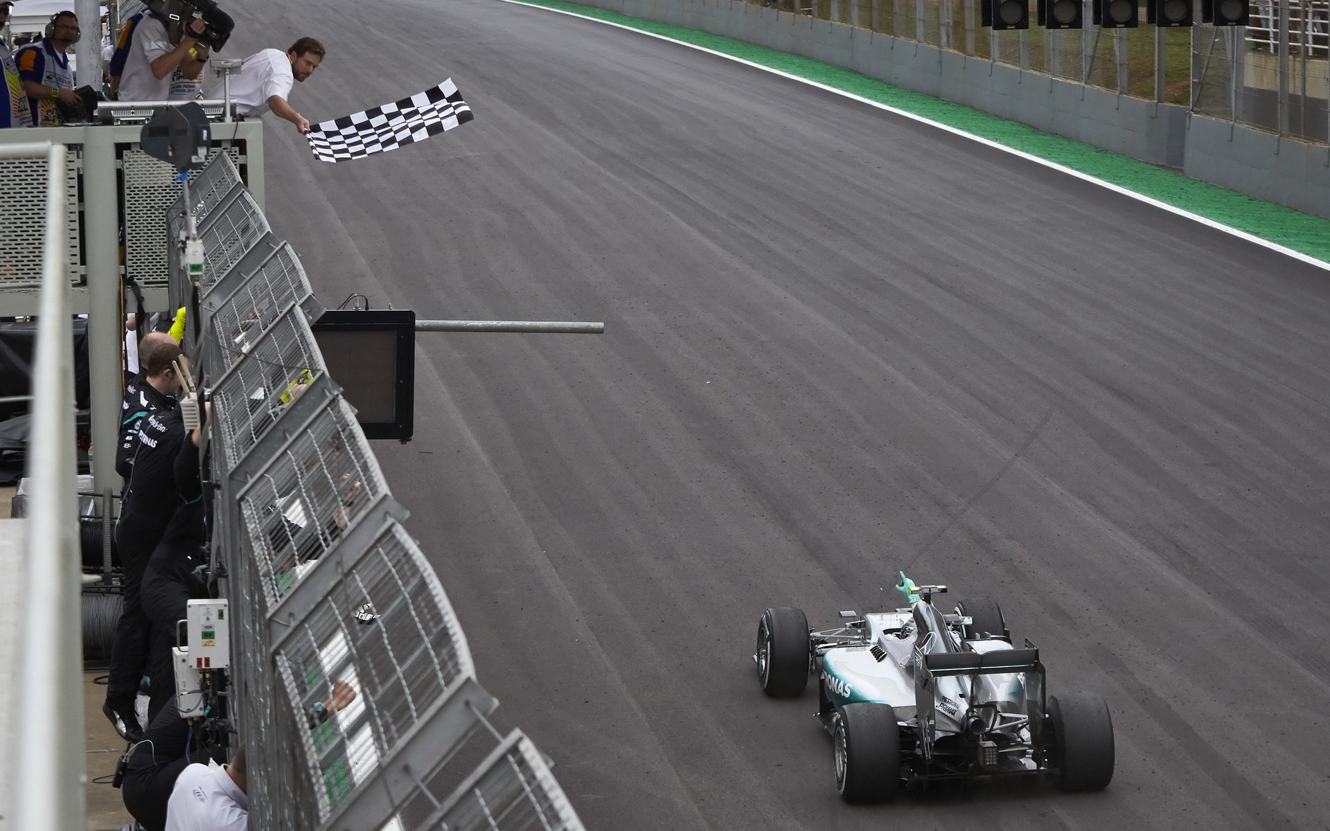 Nico Rosberg v cíli v Brazílii