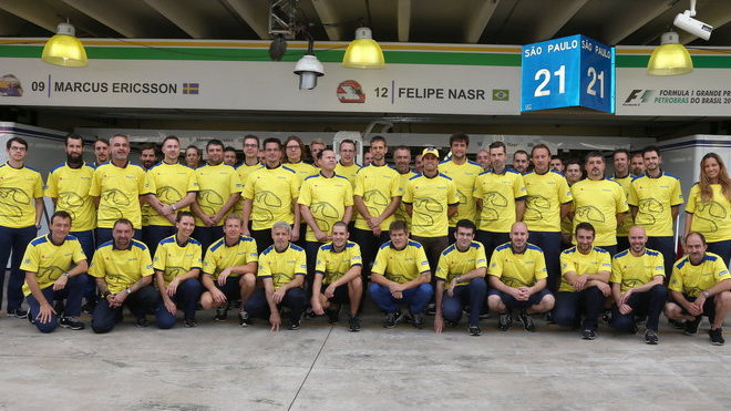 Felipe Nasr se svými mechaniky v Brazílii
