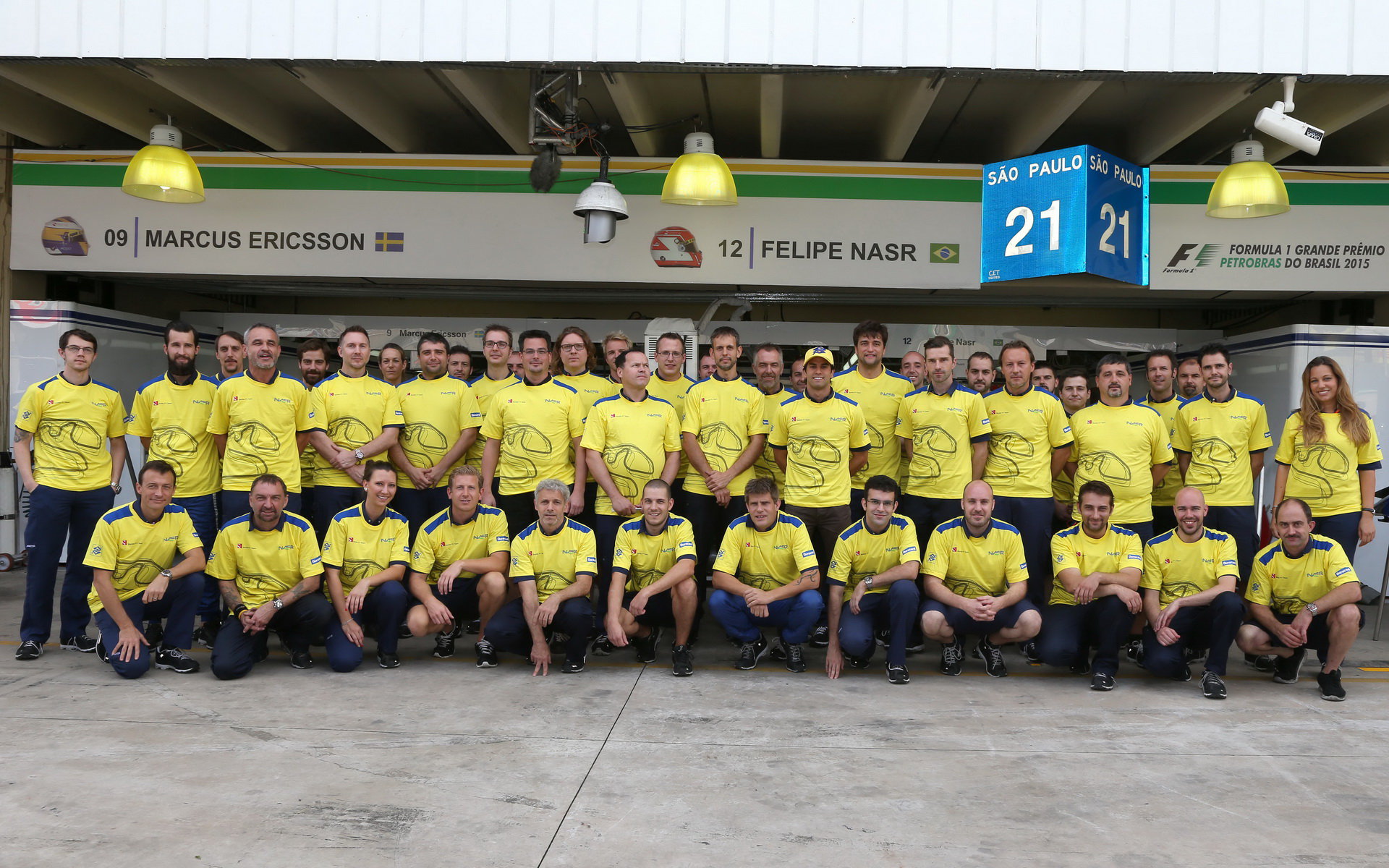 Felipe Nasr se svými mechaniky v Brazílii