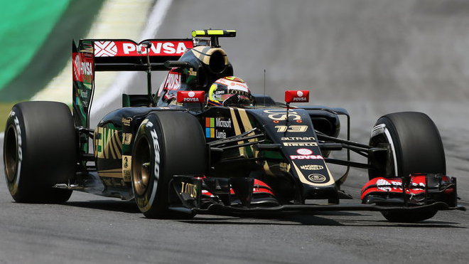 Pastor Maldonado s Lotusem E23, který loni poháněl Mercedes
