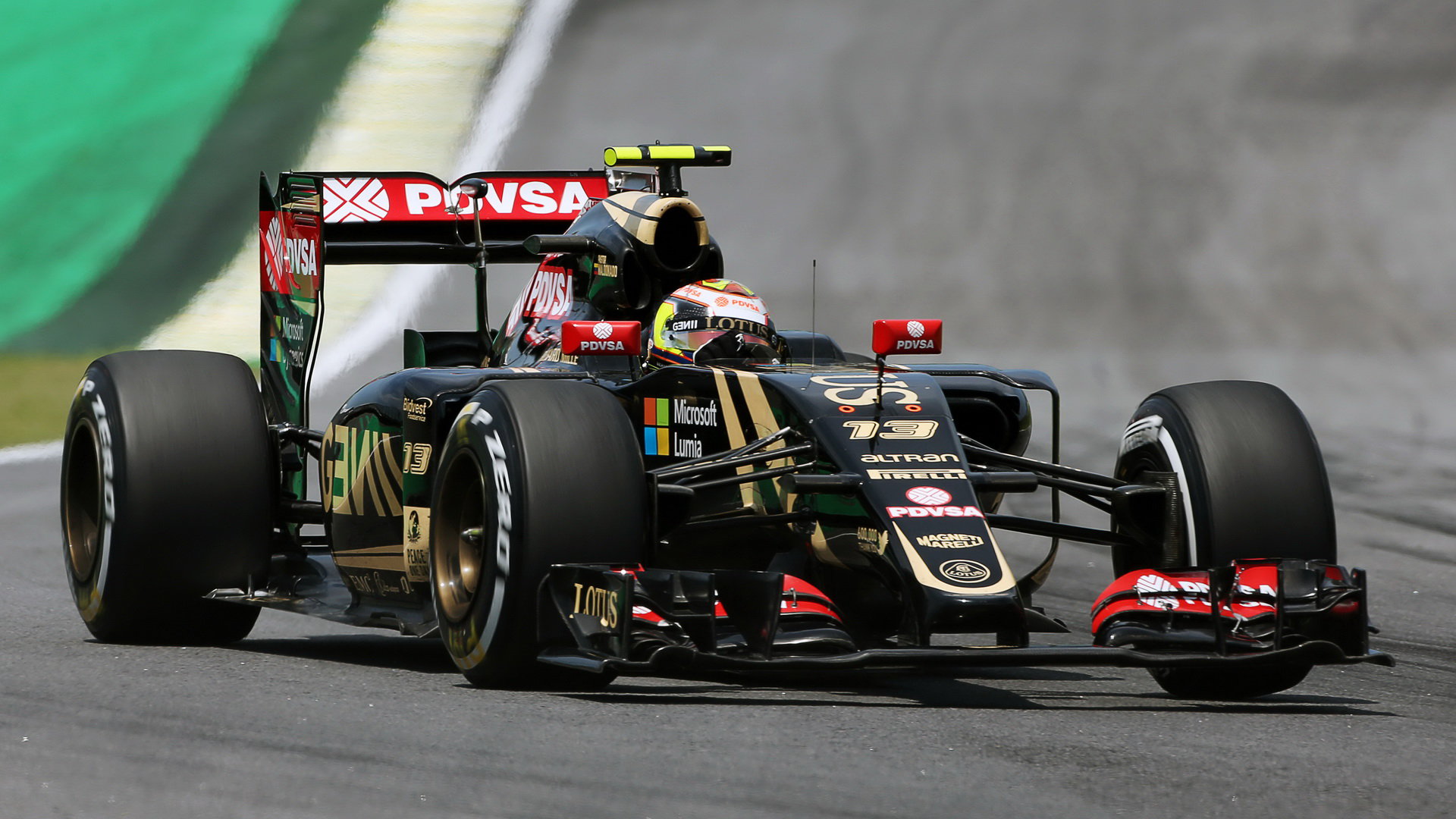 Pastor Maldonado s Lotusem E23, který loni poháněl Mercedes