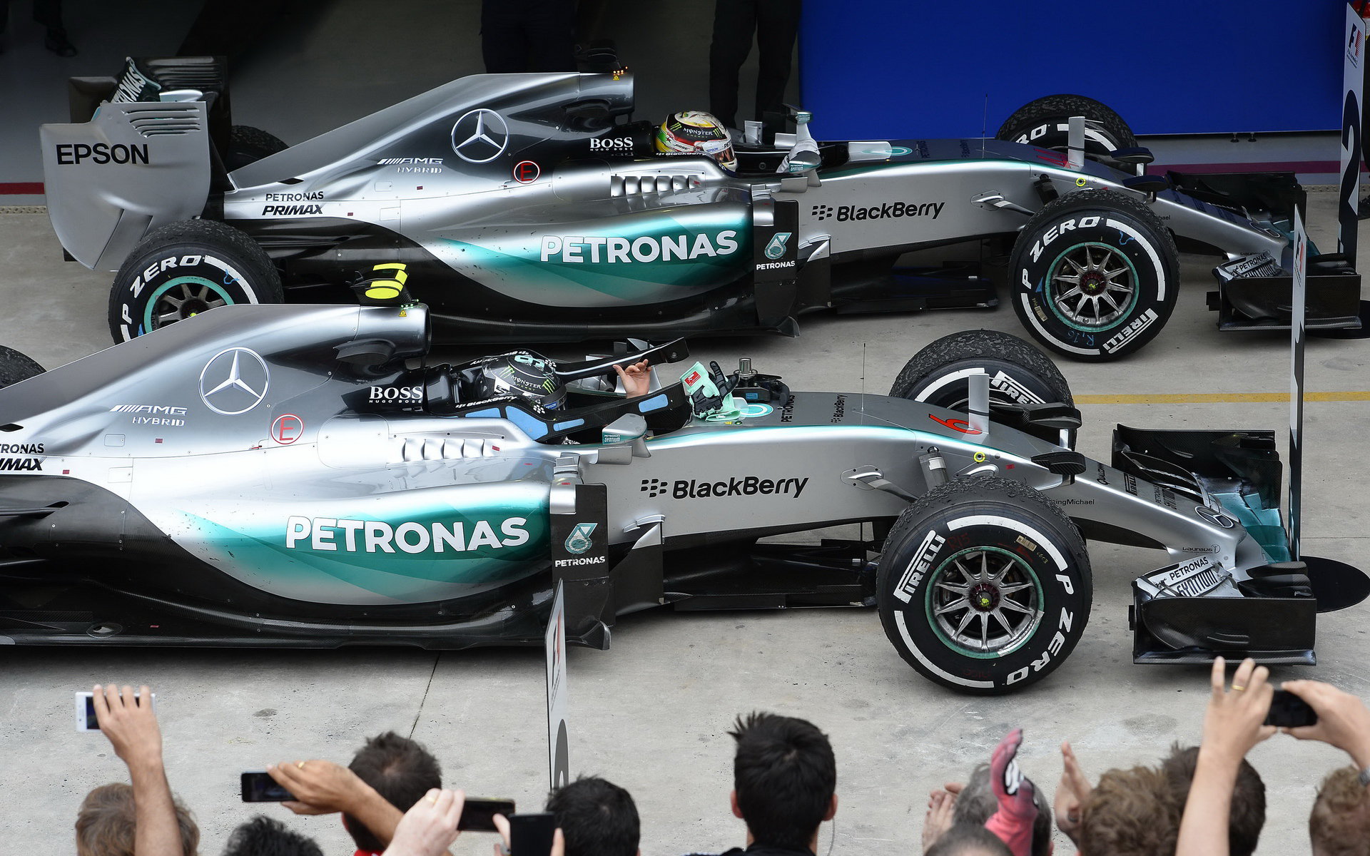 Nico Rosberg a Lewis Hamilton v Brazílii