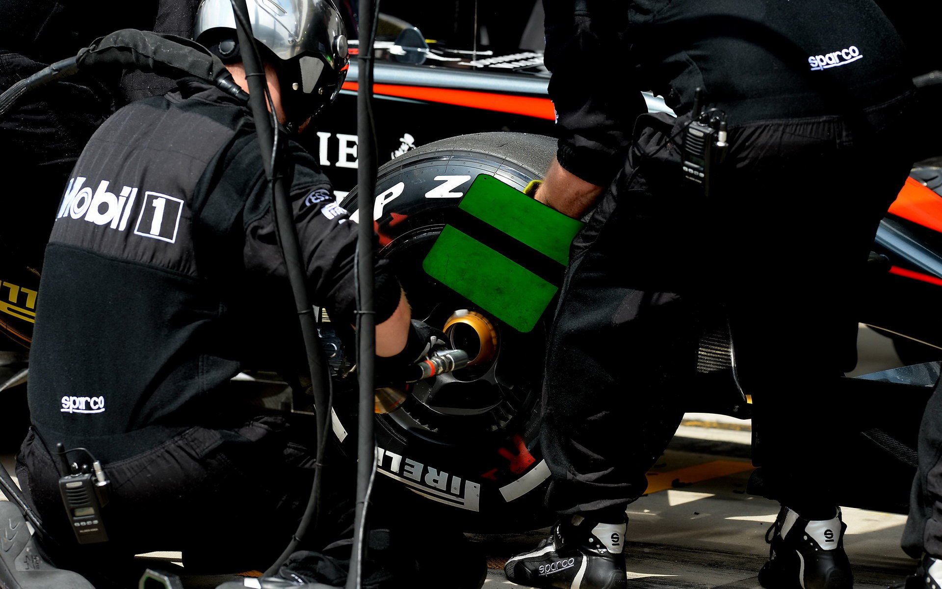 Přezutí pneumatik u McLarenu v Brazílii