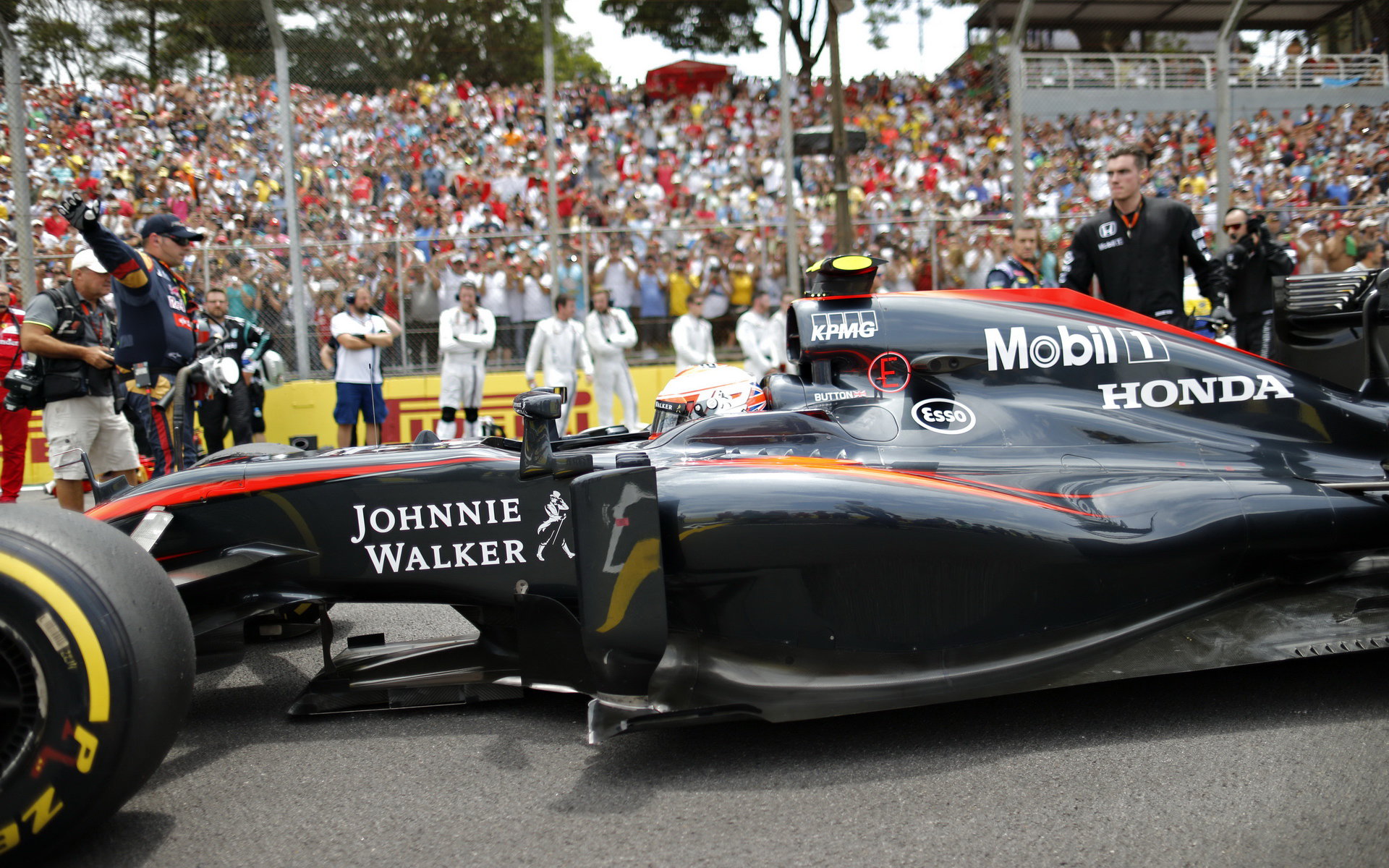 Jenson Button s McLarenem MP4-30 v Brazílii