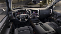 Kabina nabízí prvotřídní luxus včetně koženého čalounění, GMC Sierra Denali Ultimate.