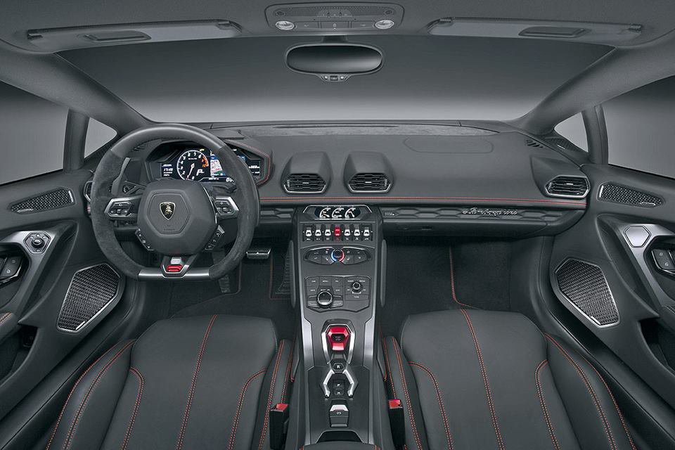 Kabina nešetří drahými materiály, Lamborghini Huracán LP 580-2.