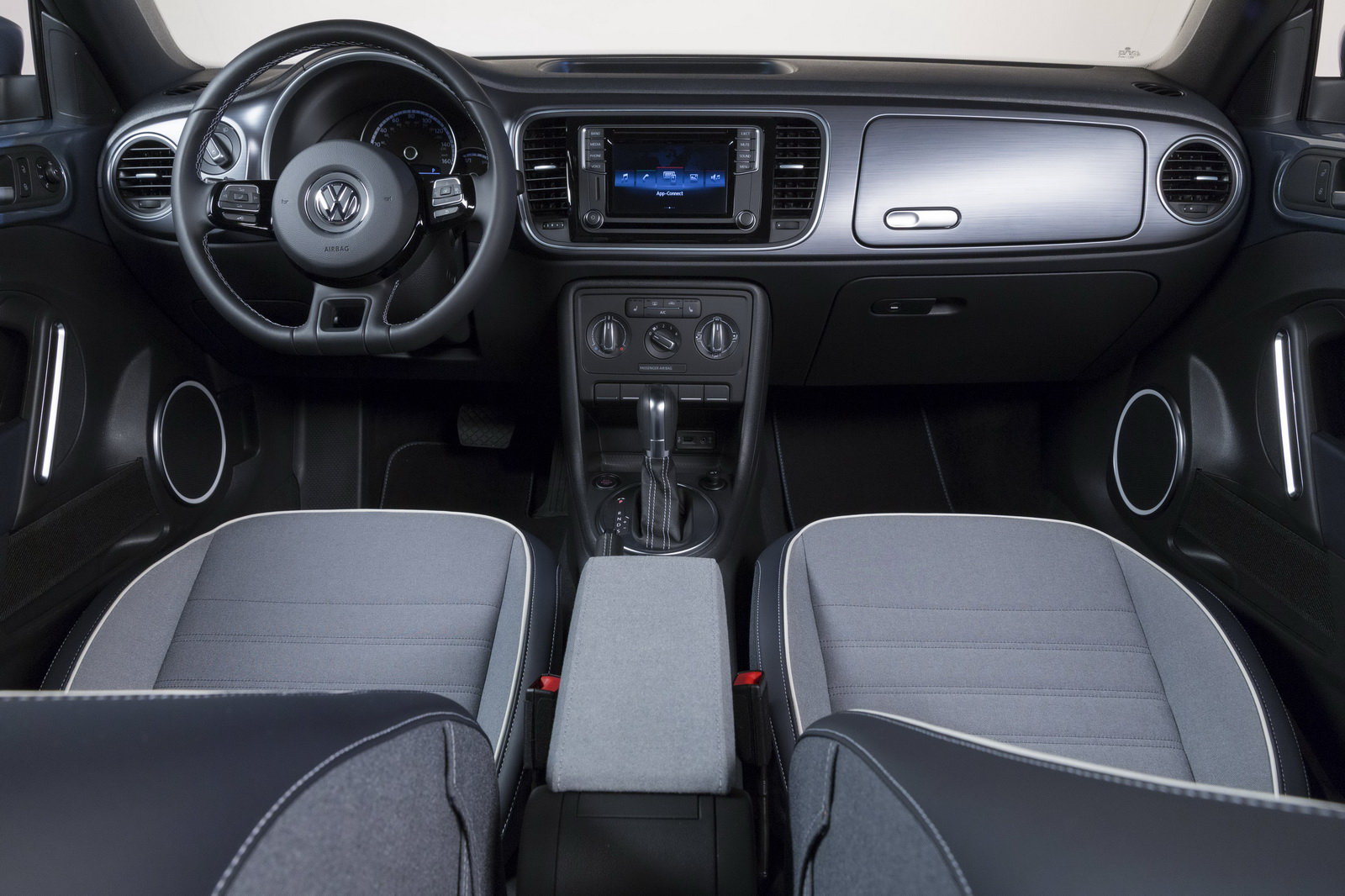 Palubní deska kombinuje modrou a stříbrnou s infotainmentem MIB II, Volkswagen Beetle Denim.