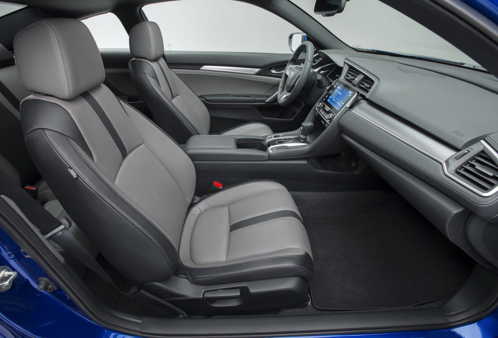 Přední sedadla nabídnou i boční oporu, Honda Civic Coupé.