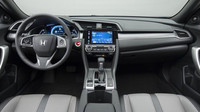 Součástí vyšších verzí výbavy je i multimediální systém, Honda Civic Coupé.