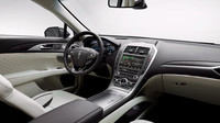 Kabina dostala nová tlačítka, nahrazující předchozí dotykové plochy, Lincoln MKZ.