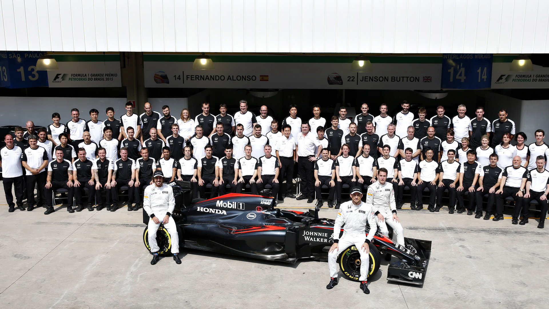 Letos neměl McLaren co slavit, ale i tak tu máme týmové foto