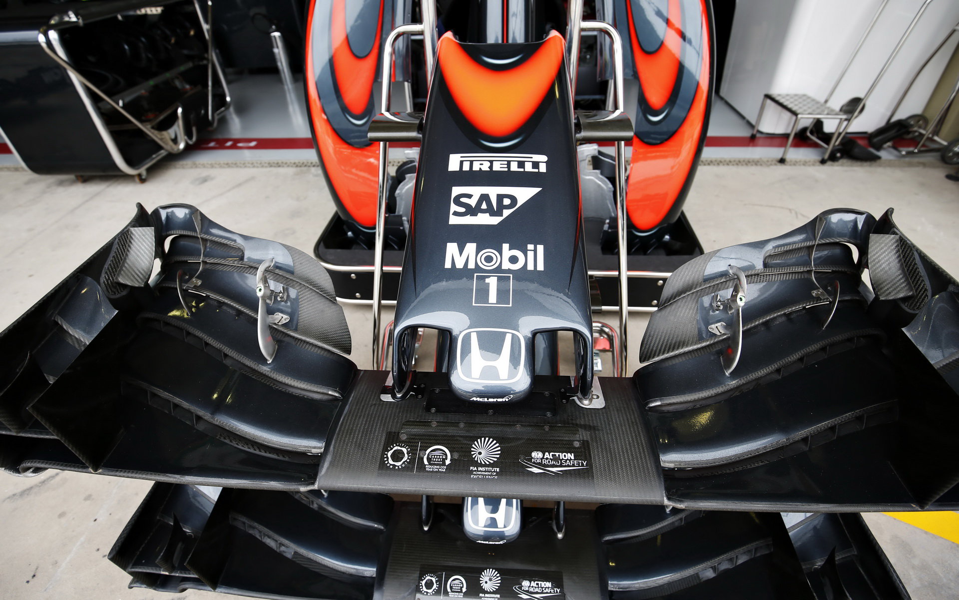 Přední křídlo McLarenu MP4-30 v Brazílii