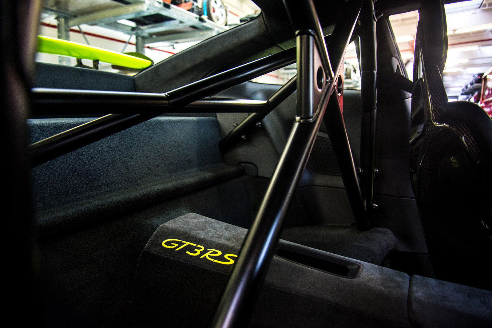 Součástí výbavy je také bezpečnostní klec, Porsche 911 GT3 RS