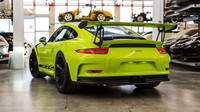 Zadní část oslní zejména mohutným křídlem, Porsche 911 GT3 RS