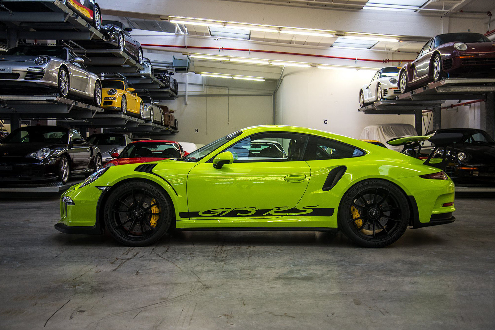 Z profilu nelze přehlédnout polepy ve spodní části, Porsche 911 GT3 RS
