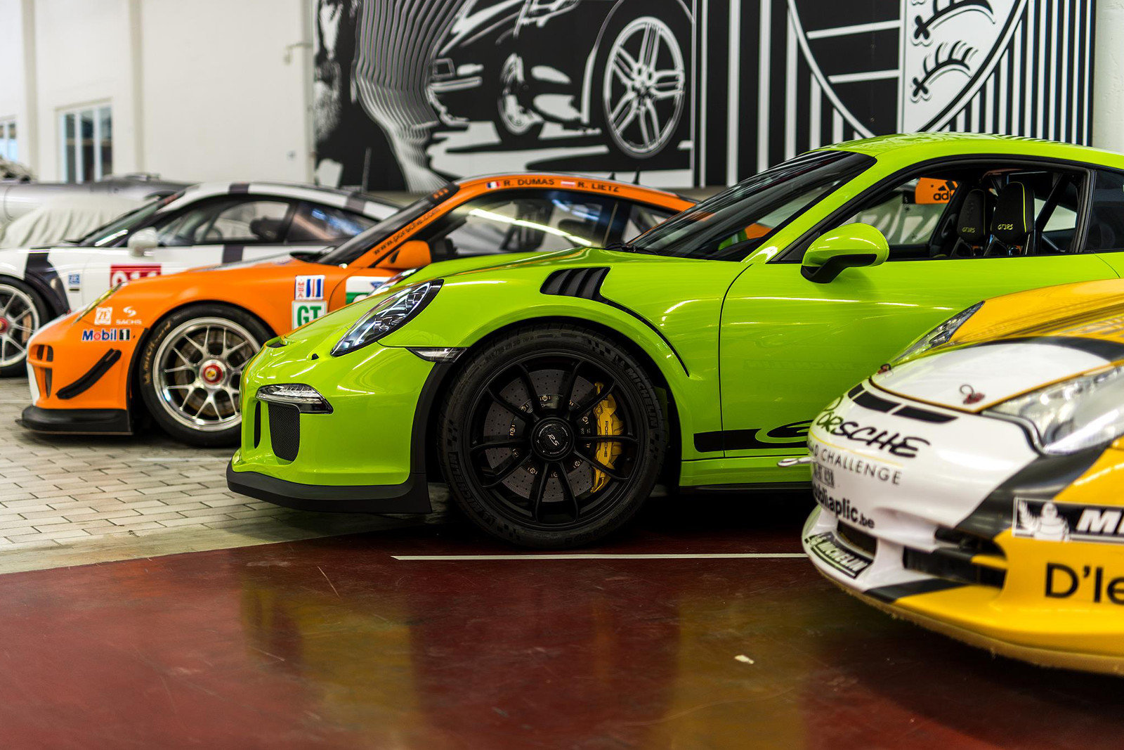 Za černými koly se ukrývají žluté brzdové třmeny, Porsche 911 GT3 RS