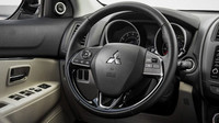 Kožený multifunkční volant s novým designem, Mitsubishi Outlander Sport.