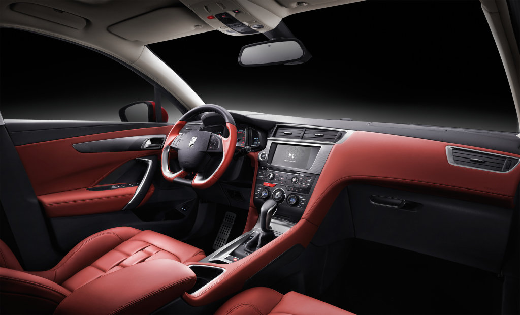 Červená kůže doplňuje multimediální systém a ovladače z Peugeotu, DS 4S.