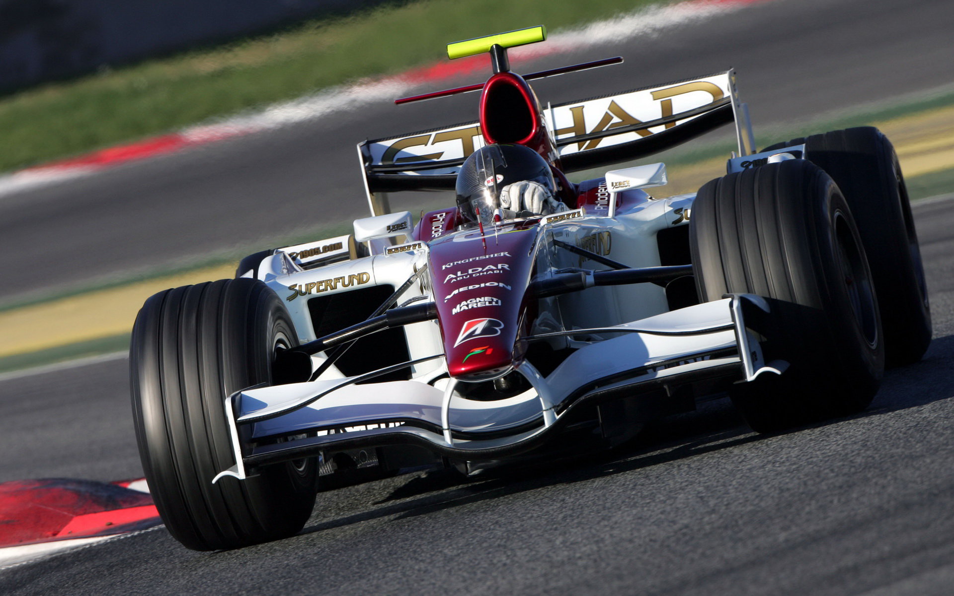 Vitantonio Liuzzi při testu v Barceloně 2007