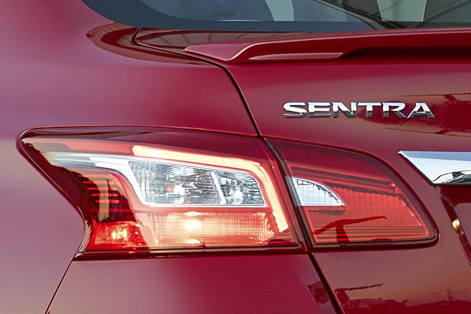 Třetí nejprodávanější Nissan v USA prošel modernizací, Nissan Sentra