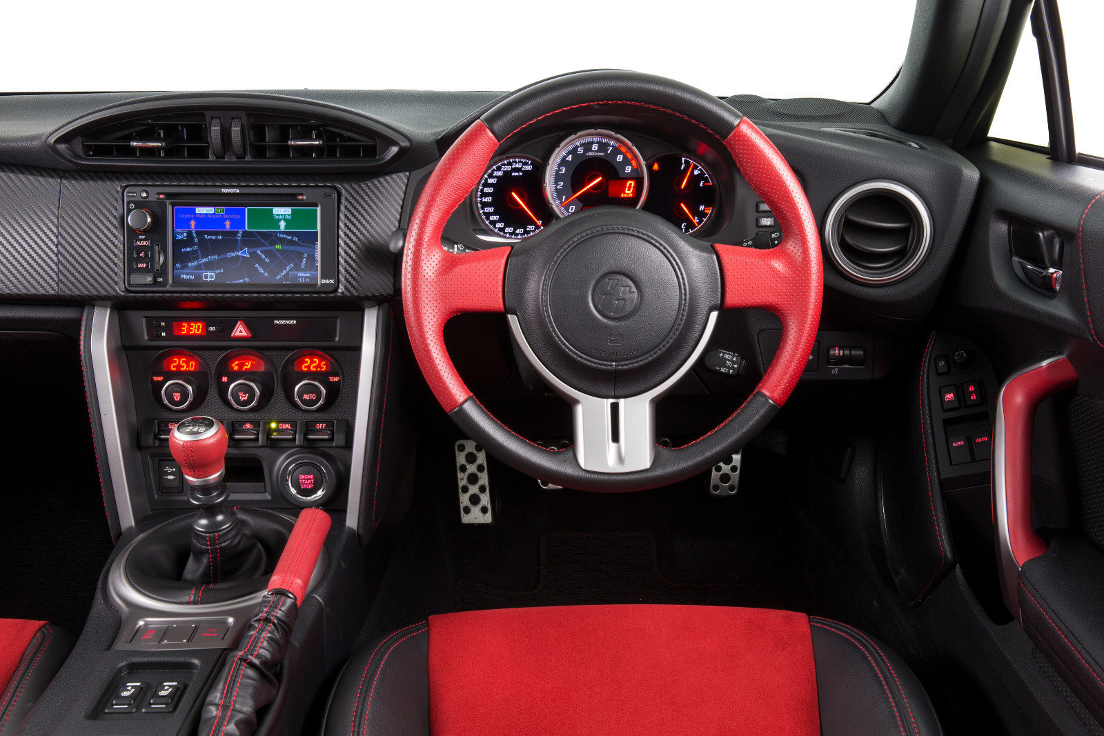 V kabině nechybí infotainment s GPS či parkovací kamerou, Toyota 86 Blackline Edition