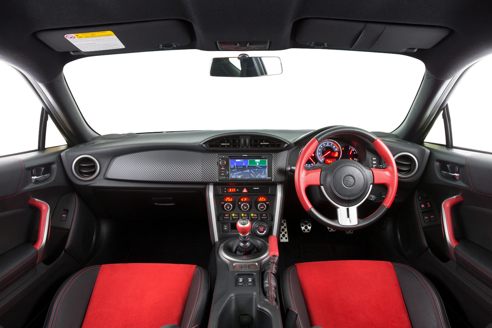 Interiér zaujme dvoubarevným kombem na volantu i sedadlech, Toyota 86 Blackline Edition
