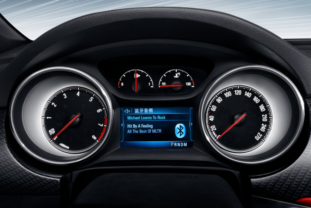 Atraktivní přístrojový panel, Buick Verano GS.