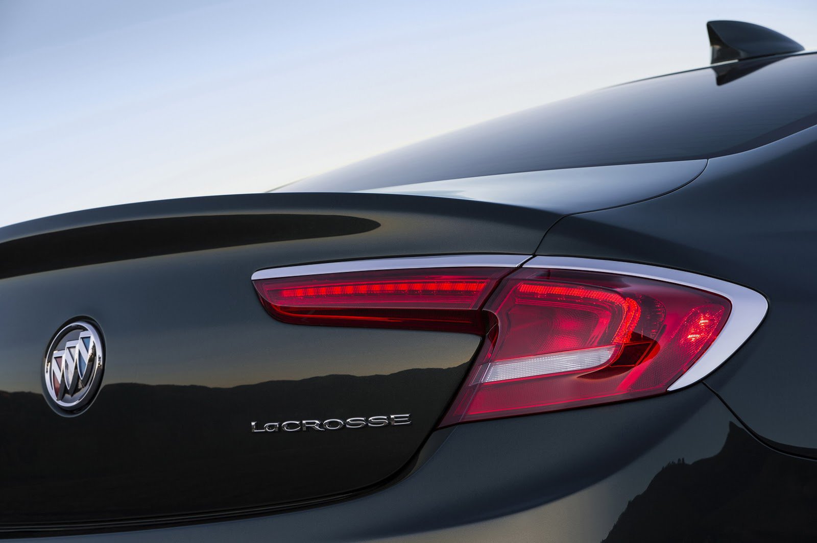 Zadní full-LED světla, Buick LaCrosse.