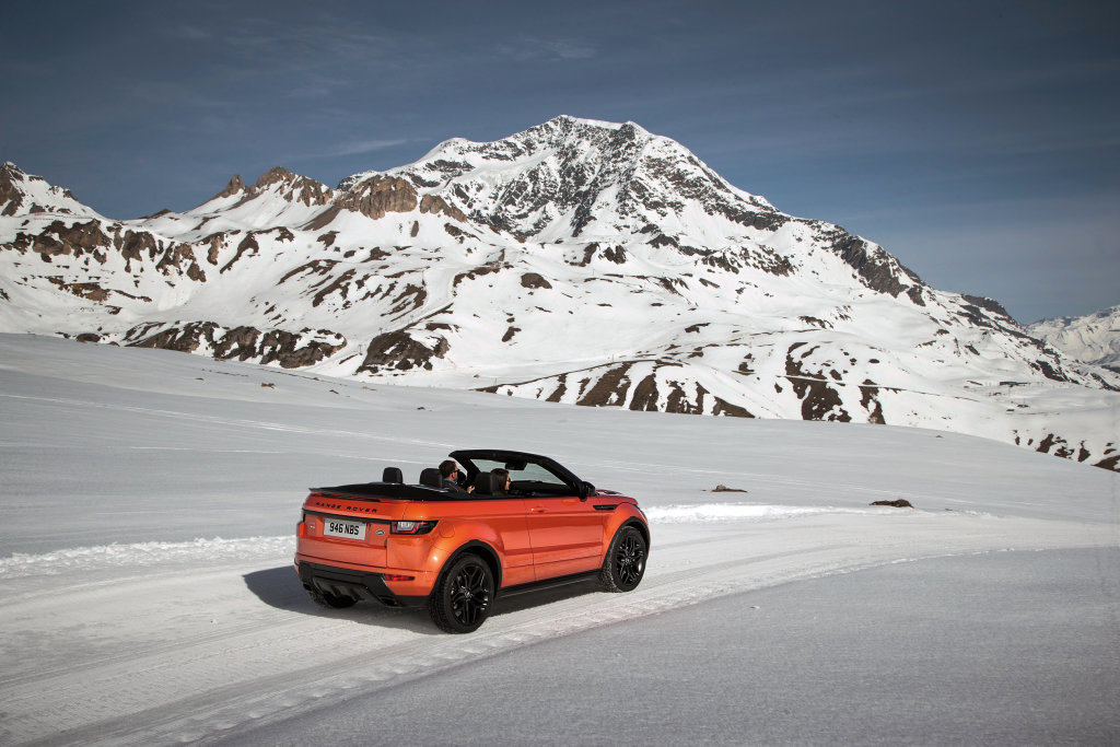 Se standardní čtyřkolkou se neztratíte ani v terénu, Range Rover Evoque Cabriolet.