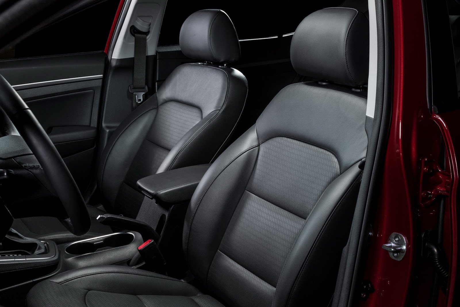 Přední sedačky mají dostatečné boční vedení, Hyundai Elantra.