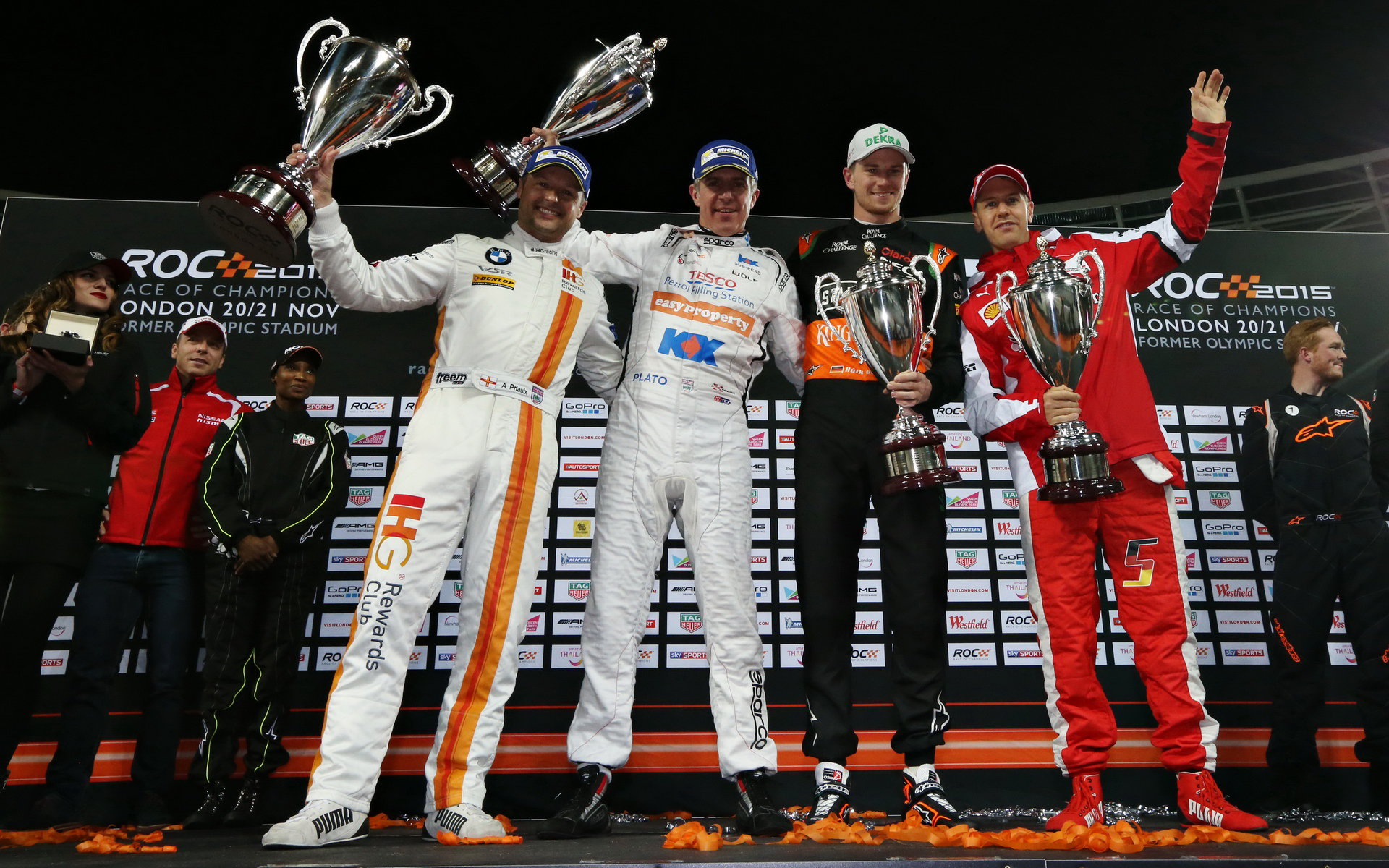 Andy Priaulx, Plato, Nico Hülkenberg a Sebastian Vettel na podium na Race of champions