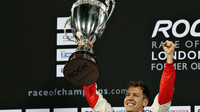 Sebastian Vettel se svou trofejí na Race of champions