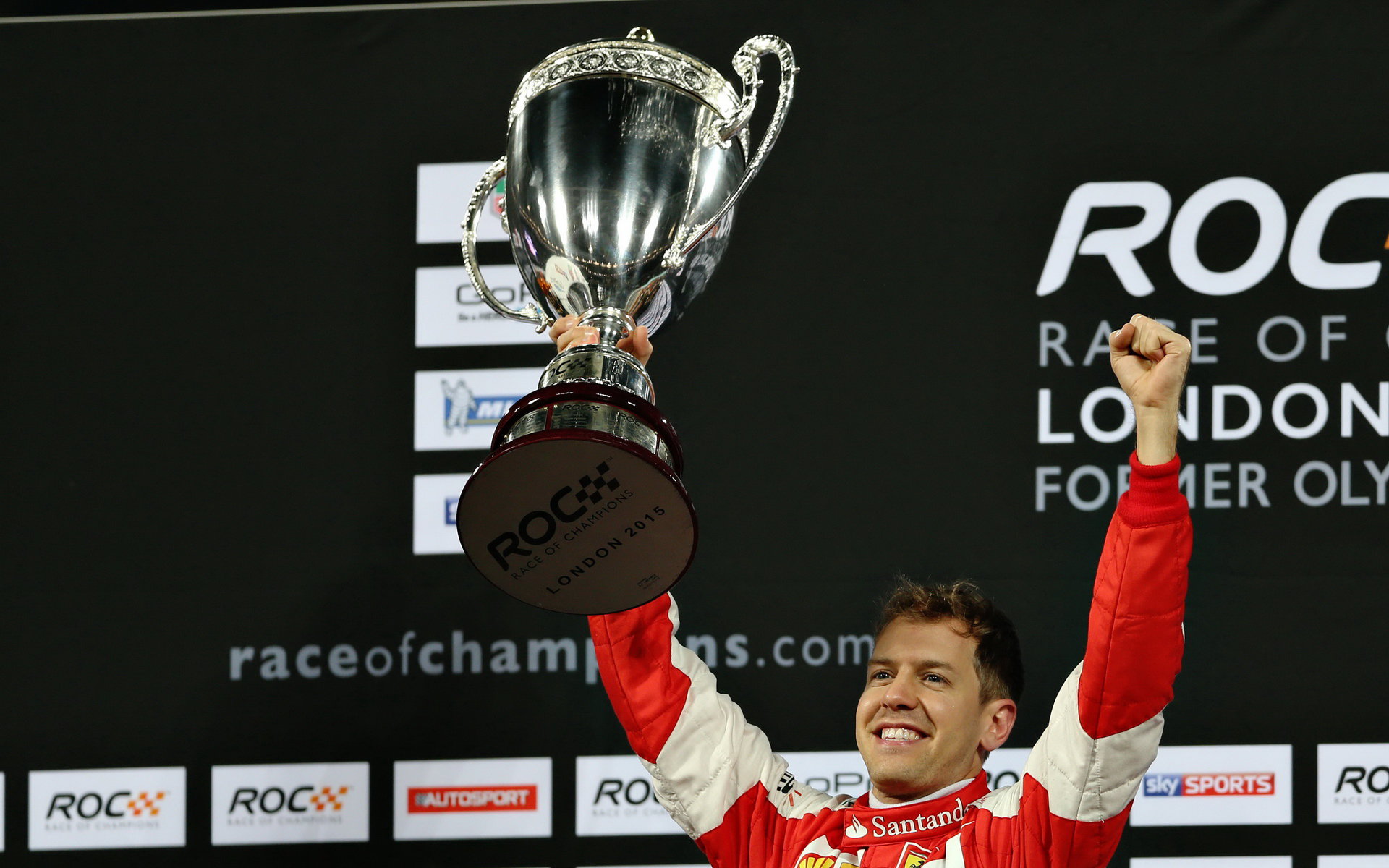 Sebastian Vettel se svou trofejí na Race of champions